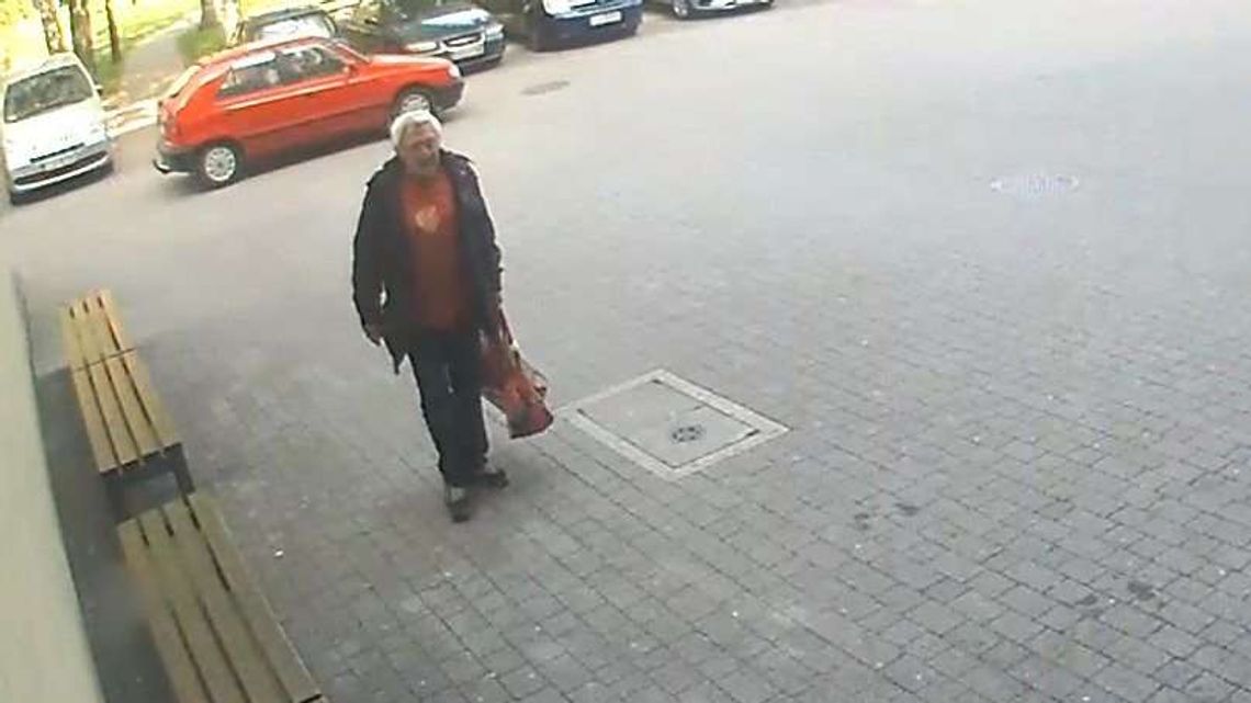 Student zostawił laptopa, a on go sobie przywłaszczył. Nagranie z monitoringu