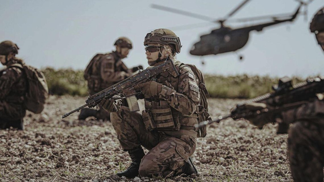 Studentka Klaudia właśnie sięga po karabin. Mówi wprost, że to przez wojnę w Ukrainie