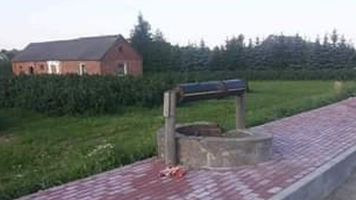 Studnia na środku chodnika. "Rozwiązanie niestandardowe, ale zgodne z przepisami"