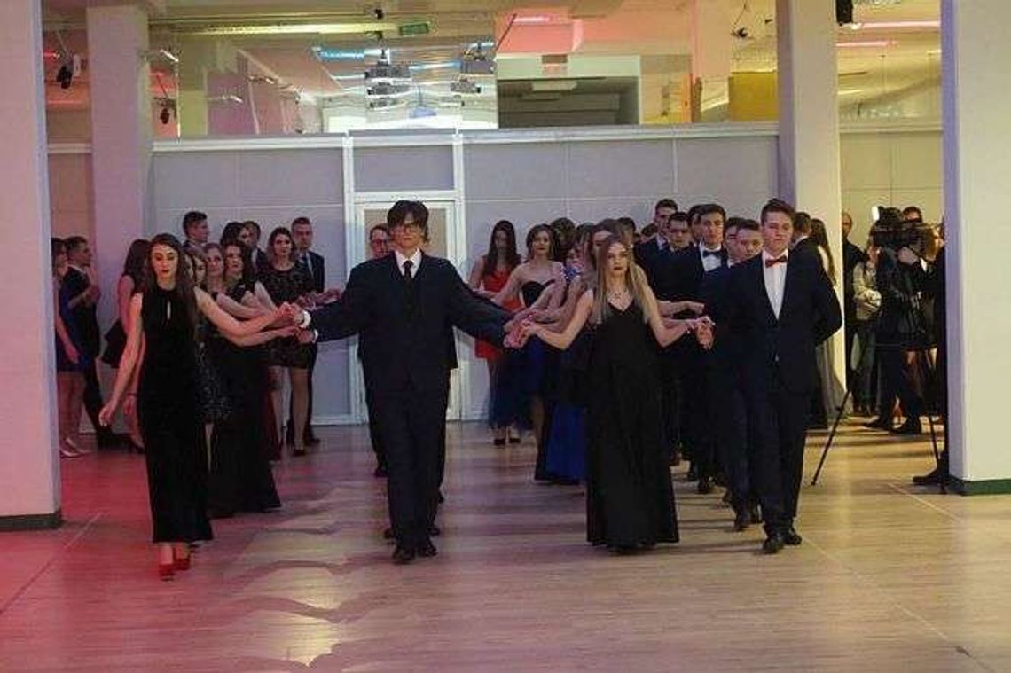 Studniówka 2018: Bal maturzystów Zespołu Szkół Elektronicznych [ZDJĘCIA]