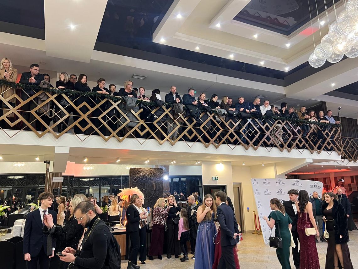 Studniówka II LO w Lubartowie. Zachwycający polonez Studniówka II LO w Lubartowie. Zachwycający polonez