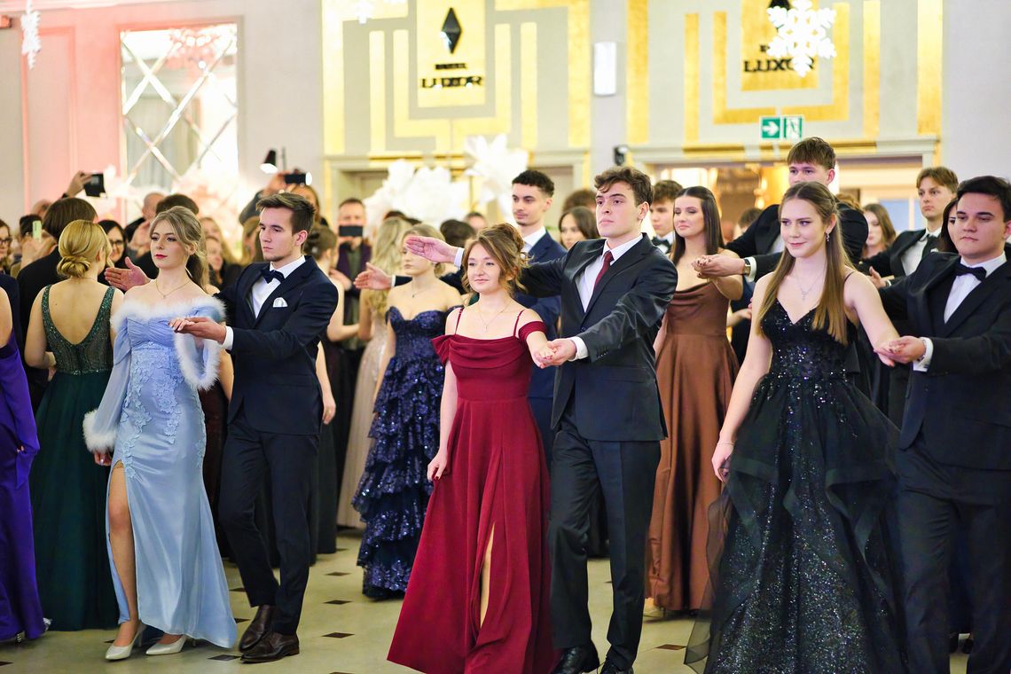 Studniówka pełna elegancji i dobrej zabawy. Bal maturzystów Sobieskiego w Lublinie