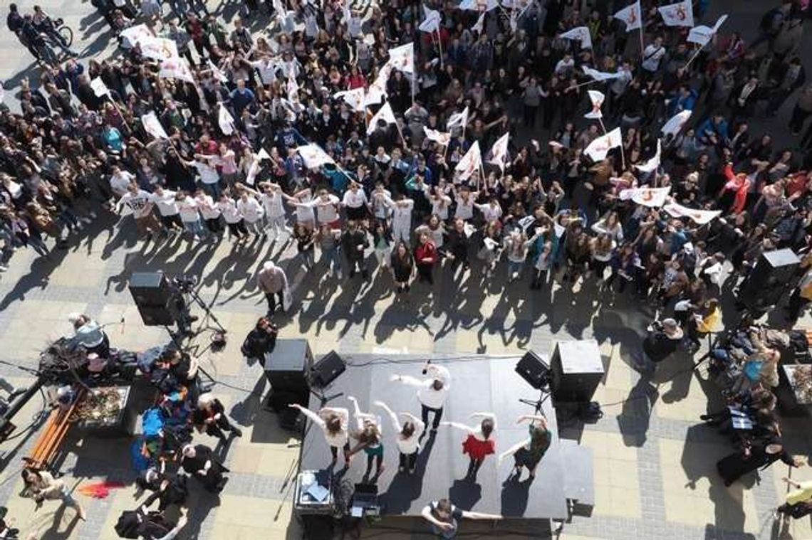 Studniówka Światowych Dni Młodzieży. Tłumy zatańczyły pod Ratuszem (zdjęcia)