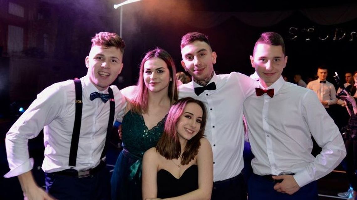 Studniówka uczniów Zespołu Szkół Ponadpodstawowych im. Jana Pawła II w Radzyniu Podlaskim [zdjęcia]