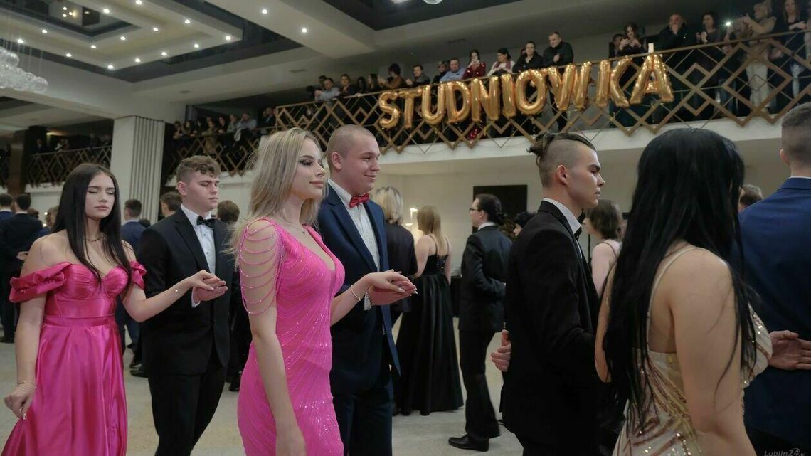 Studniówka V Liceum Ogólnokształcącego im. Marii Skłodowskiej-Curie w Lublinie. Dużo zdjęć