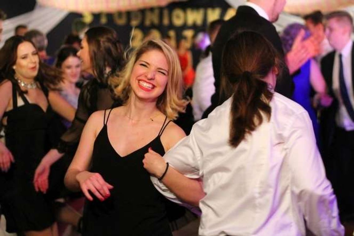 Studniówka w II LO w Puławach. Wszyscy tańczą YMCA! (wideo, zdjęcia)