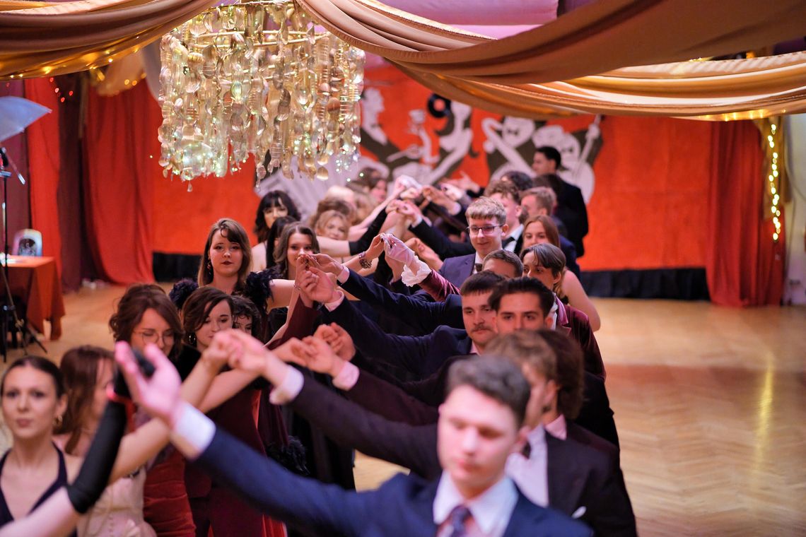 Studniówka w jazzowym klimacie – Bal maturzystów Liceum Plastycznego w Lublinie Tegoroczny bal studniówkowy maturzystów Plastyka, zgodnie z wieloletnią tradycją, odbył się w murach szkoły, która na ten jeden wieczór całkowicie zmieniła swoje oblicze