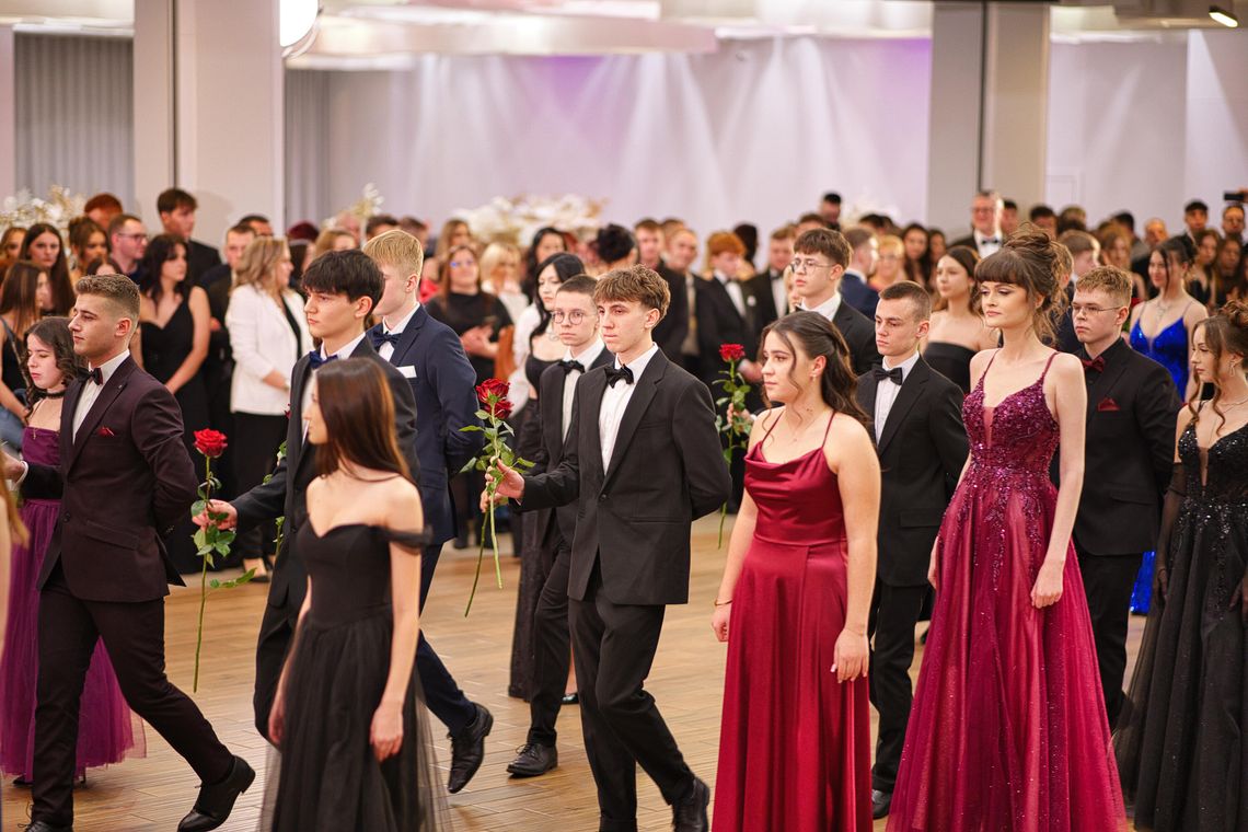 Studniówka w wyjątkowym klimacie. Maturzyści VIII LO w Lublinie świętowali swój bal