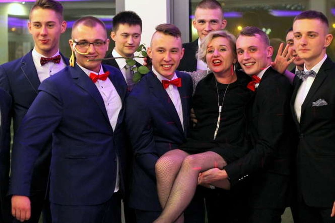 Studniówka w ZS nr 2 im. E. Kwiatkowskiego w Puławach [zdjęcia, wideo]