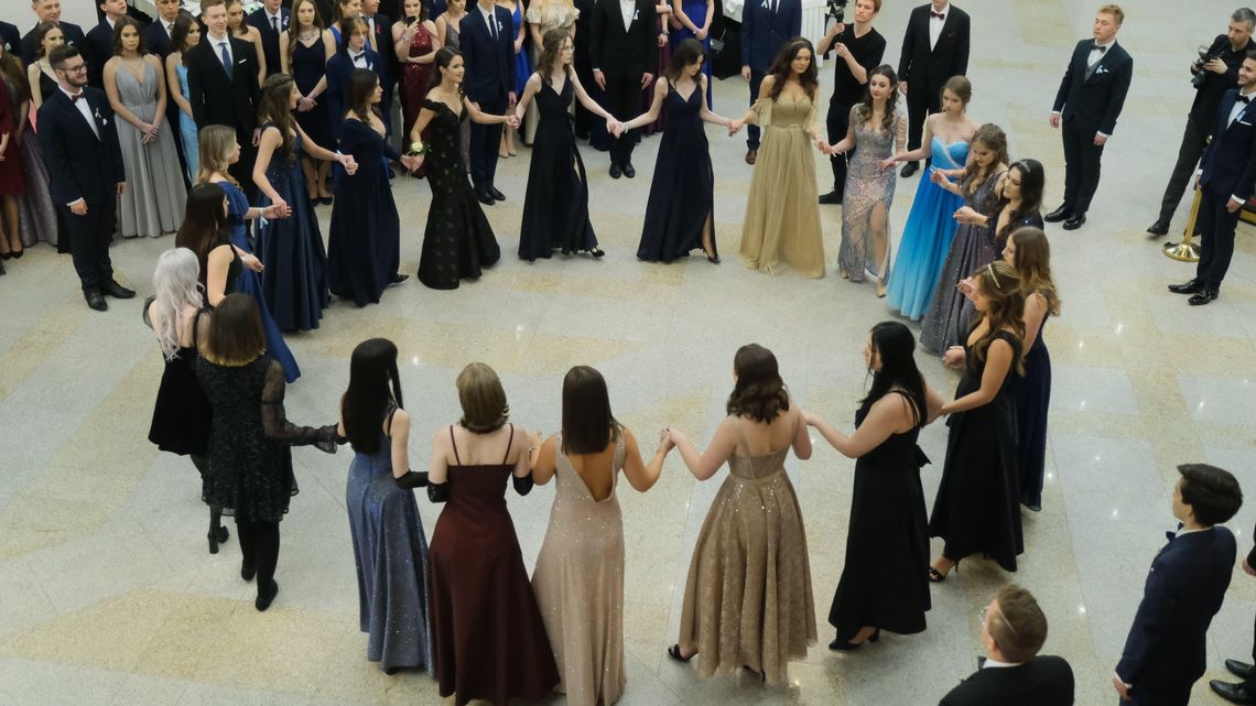 Studniówka z tańcami? W obawie przed mandatami oficjalnie była tylko kolacja