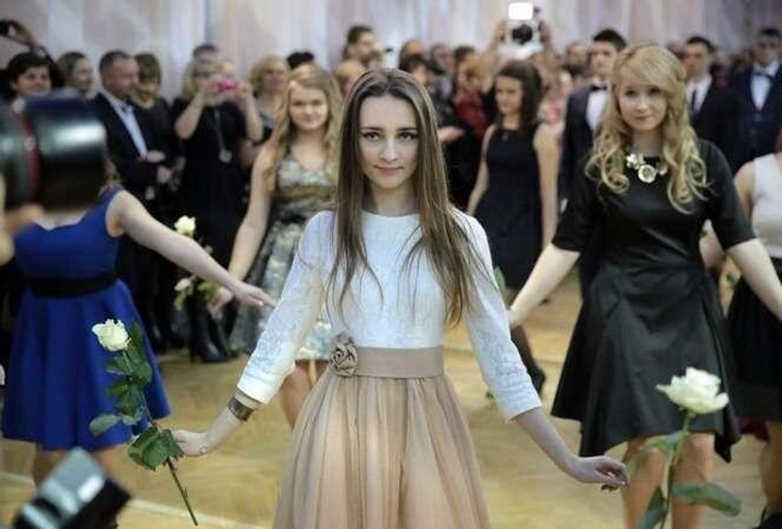 Studniówki 2016: Bal uczniów Biskupiaka (zdjęcia) Studniówki 2016: Bal uczniów Biskupiaka (zdjęcia)