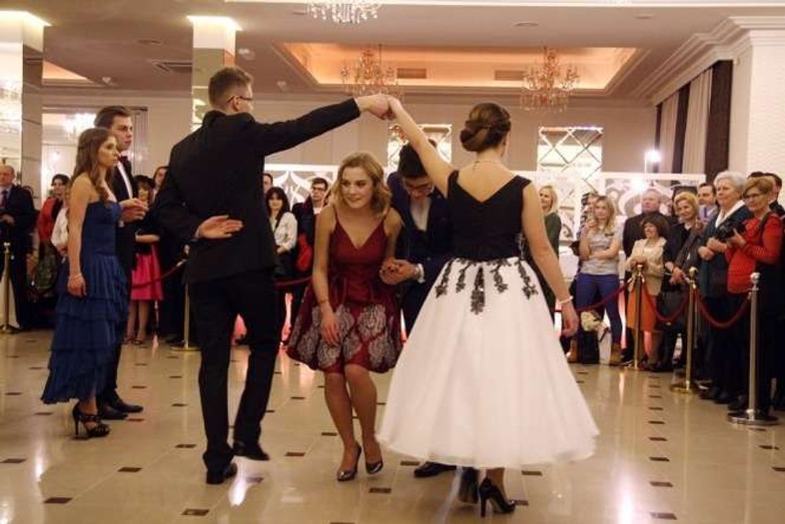 Studniówki 2016: Tak bawią się uczniowie LO im. Paderewskiego w Lublinie (zdjęcia) Studniówki 2016: Tak bawią się uczniowie LO im. Paderewskiego w Lublinie (zdjęcia)