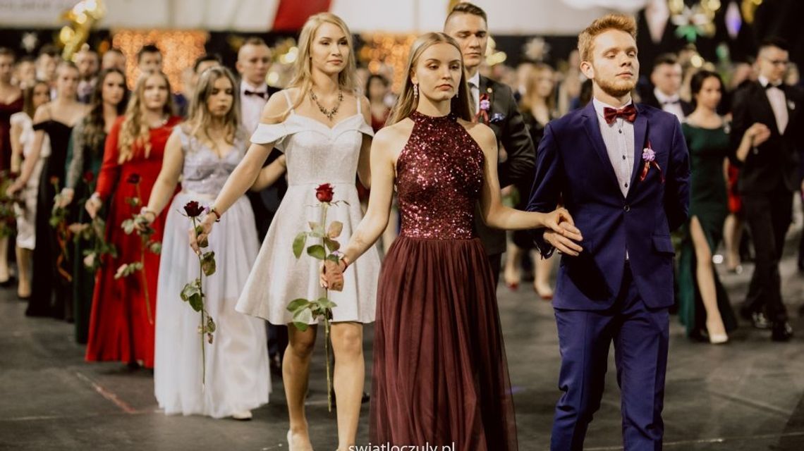 Studniówki 2019. II LO w Zamościu bawiło się w hali OSiR [zdjęcia]