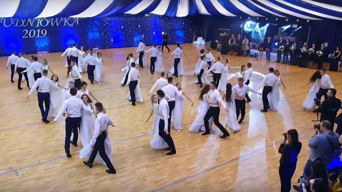 Studniówki 2019. Walc w wykonaniu uczniów IV LO w Białej Podlaskiej [wideo]