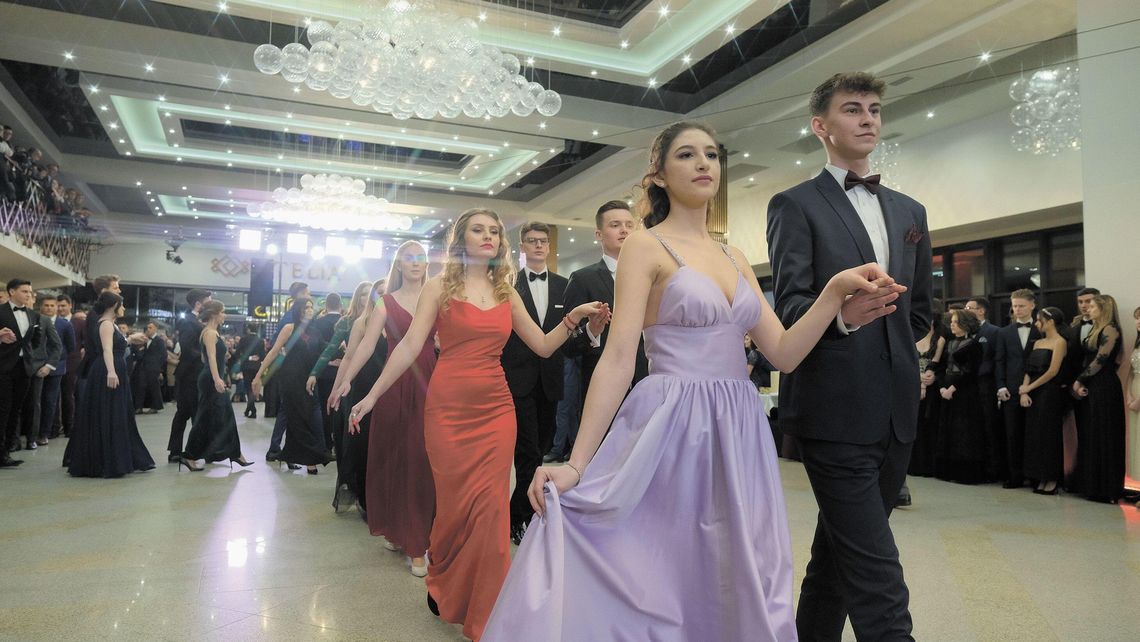 Studniówki 2020. Konwencja balu się nie zmienia, ale maturzystki stawiają na odważne kreacje
