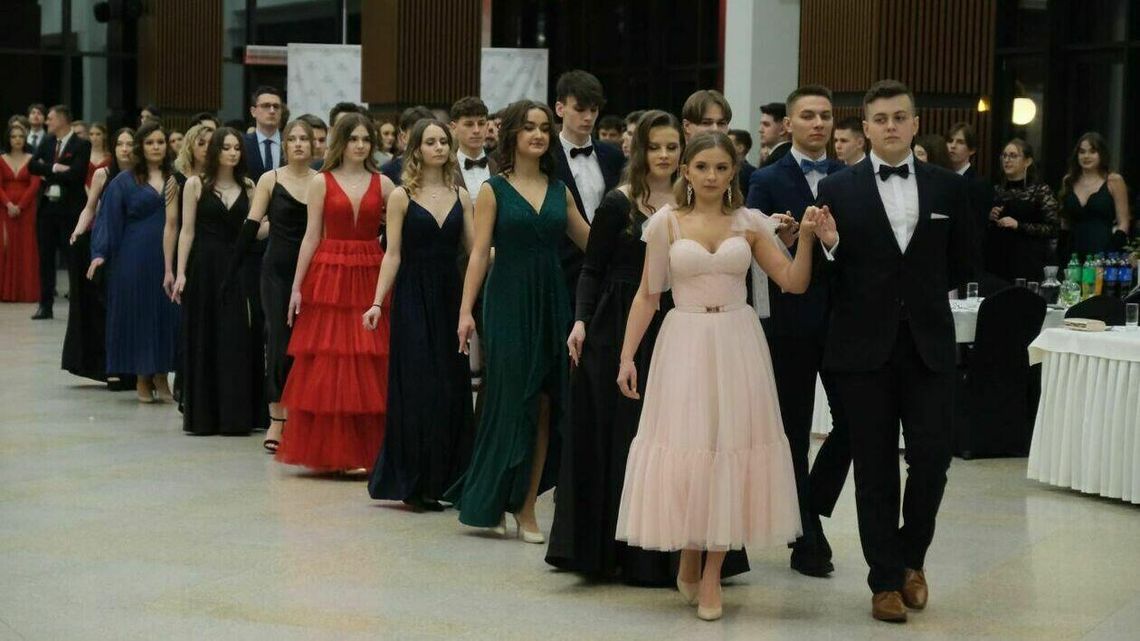 Studniówki 2022. Maturzyści V Liceum Ogólnokształcącego w Lublinie zatańczyli poloneza [zdjęcia]