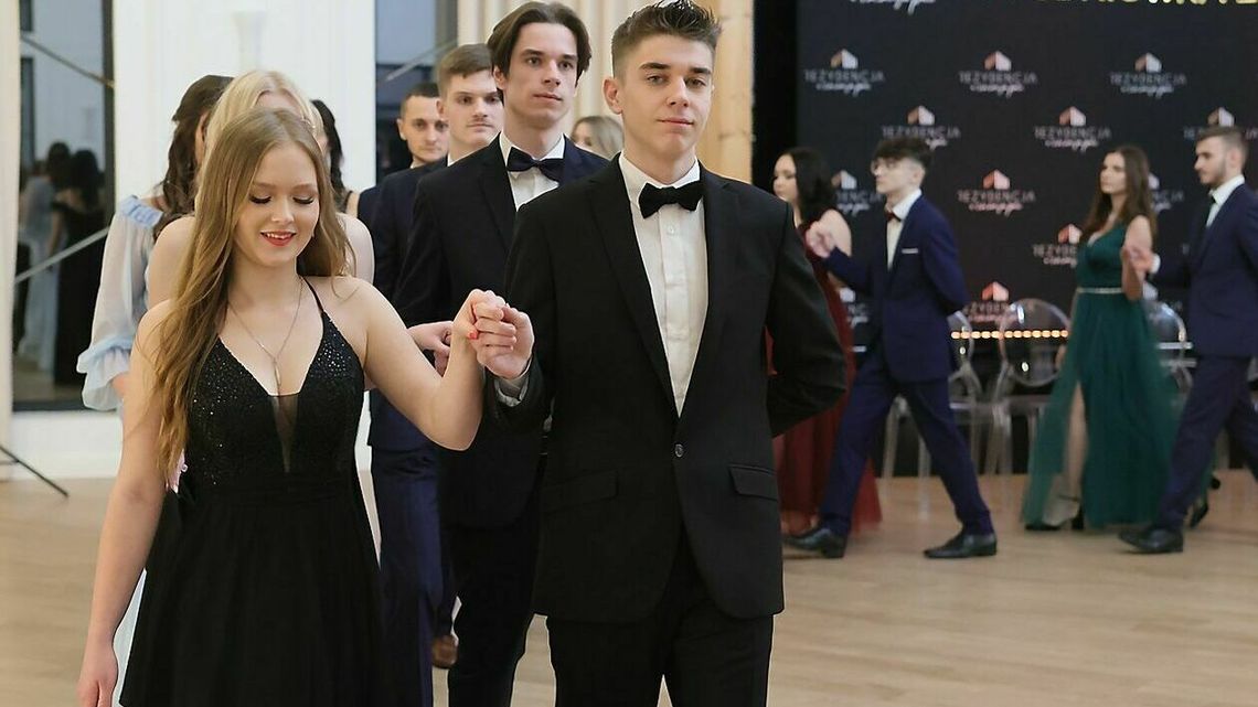 Studniówki 2024. Uczniowie VI LO w Lublinie bawili się w Szczerym polu