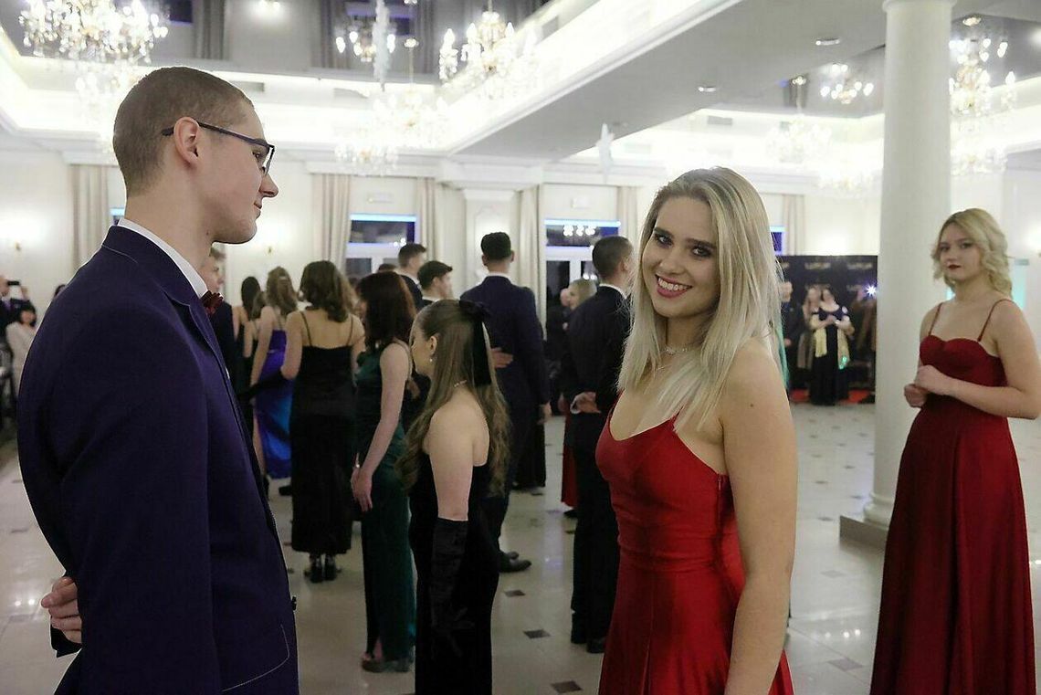 Studniówki 2024. Uczniowie VII LO już odtańczyli poloneza