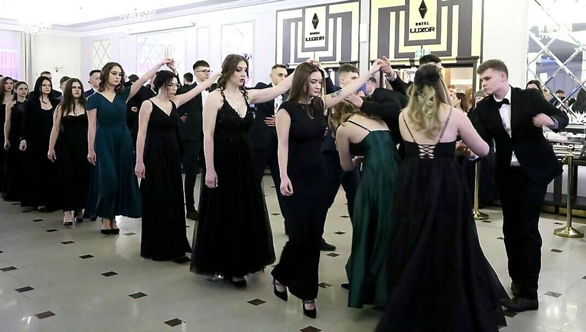 Studniówki 2024. Uczniowie Zespołu Szkół Transportowo-Komunikacyjnych tę noc zapamiętają na długo!