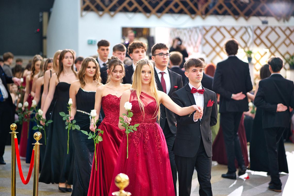 Studniówkowy bal pełen wrażeń. Maturzyści V Liceum Ogólnokształcącego w Lublinie bawili się do rana