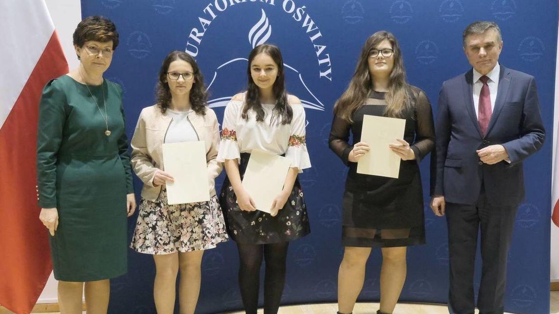 Stypendyści premiera i ministra edukacji narodowej otrzymali dyplomy od wojewody lubelskiego [zdjęcia]