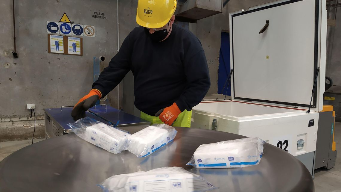 Suchy lód od puławskich Azotów pomaga mrozić szczepionki przeciwko COVID-19