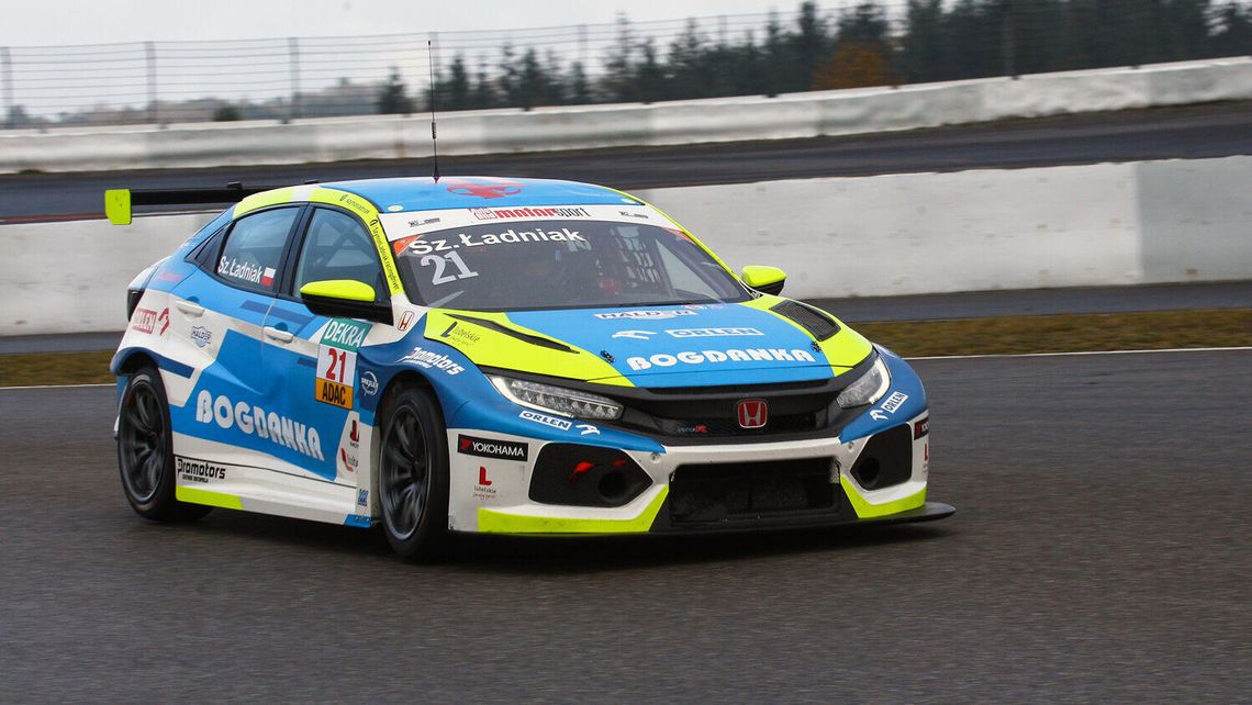 Sukces Szymona Ładniaka na zakończenie sezonu w serii ADAC TCR Germany