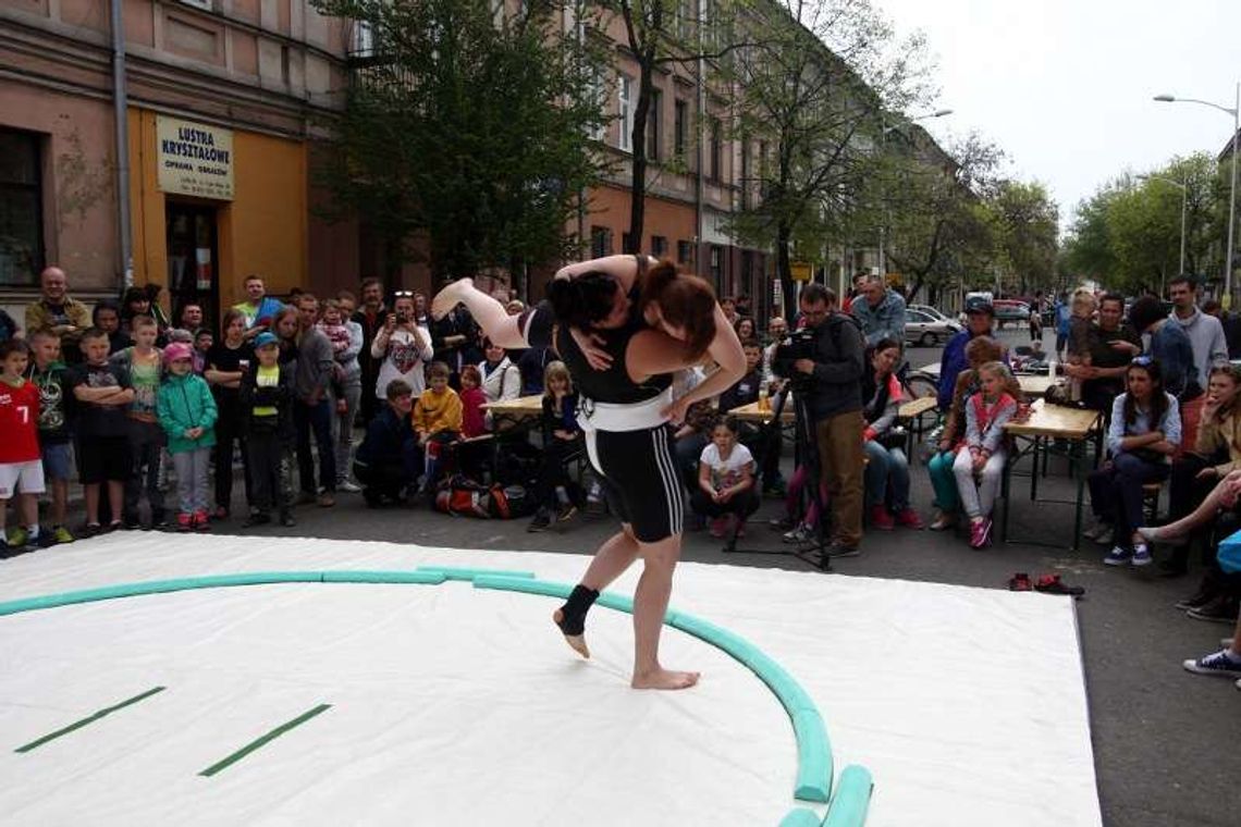 Sumo i kapsle na 1 Maja. Ulica należy do nas