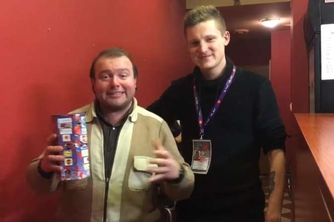 Super Zbieracz gra z Orkiestrą. Puszka WOŚP w Super Kebabie [WIDEO]