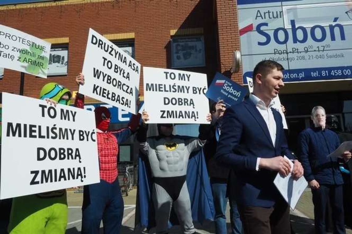 Superbohaterowie i cebularze. Działacze PSL odwiedzili posła PiS