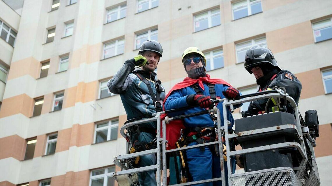 Superman myje okna i rozmawia z pacjentami