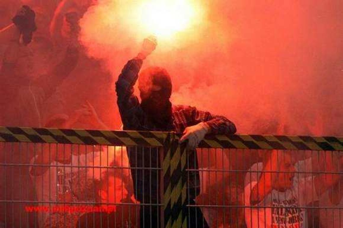 Surowe kary dla kibiców Chełmianki za odpalanie rac