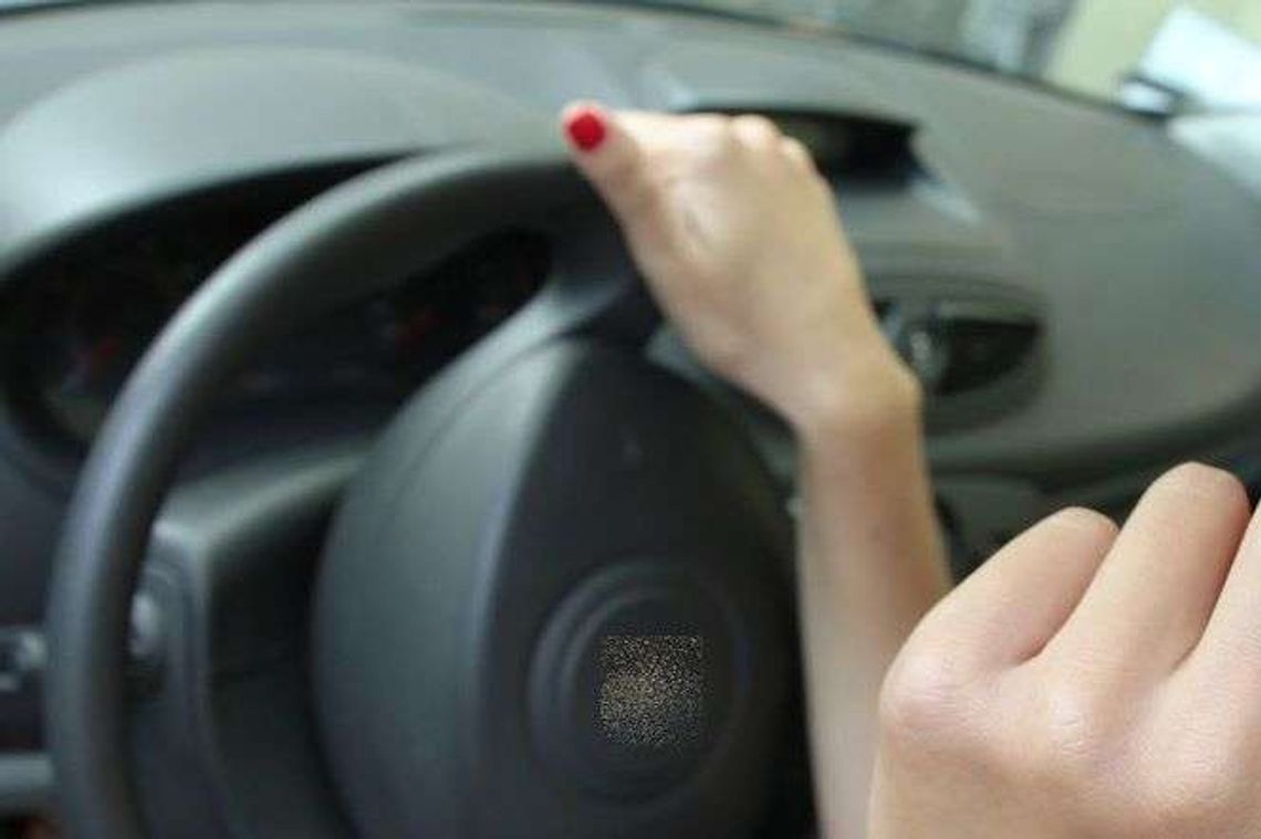 Suzuki jechało od krawężnika do krawężnika. Kobieta po drodze piła wino