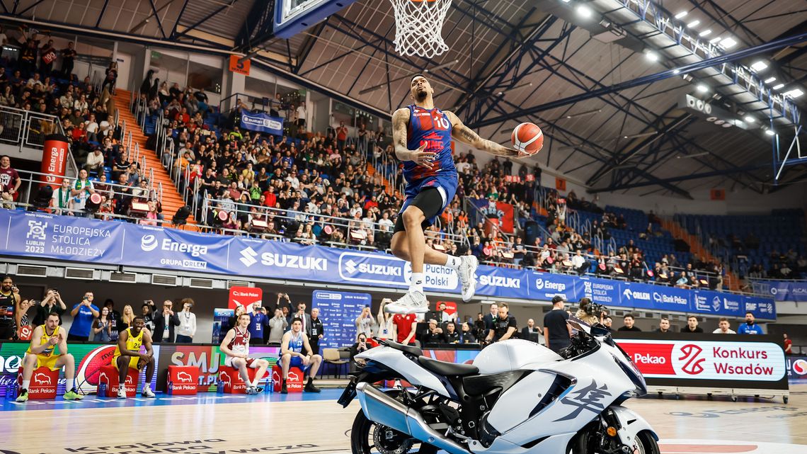 Suzuki Puchar Polski w koszykówce. Latali nad ludźmi i motocyklami 
