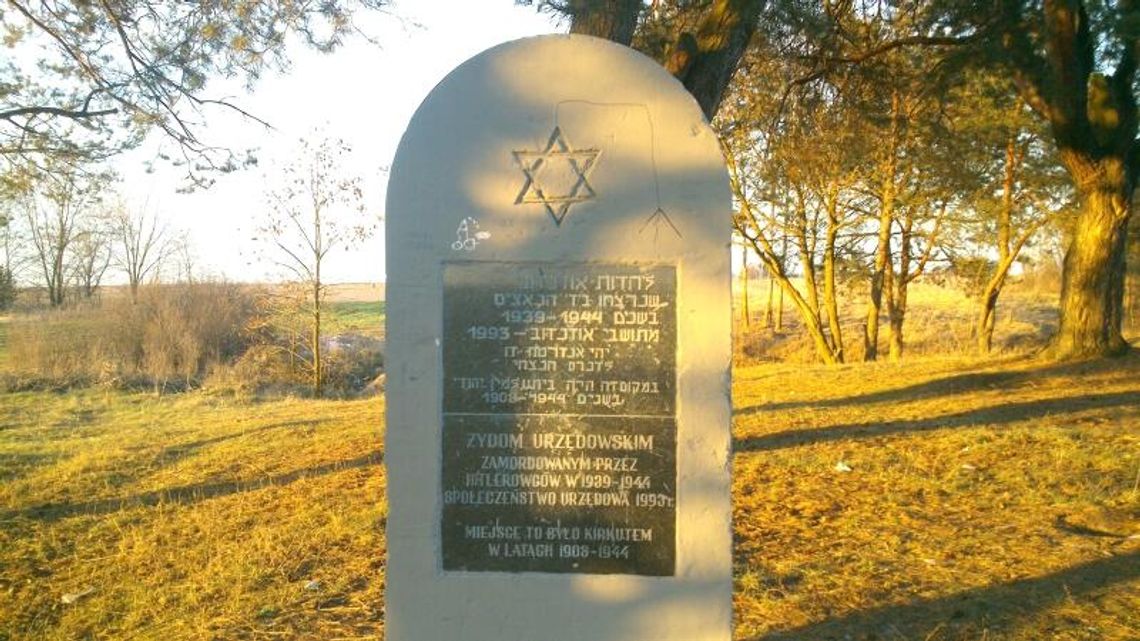 Swastyka i szubienica na pomniku ofiar hitlerowców