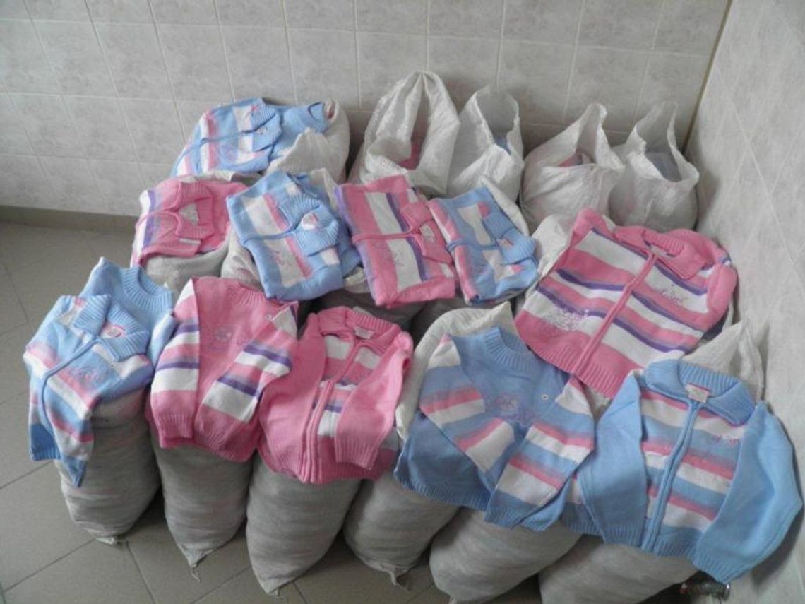 Sweterki dla MOPR od celników