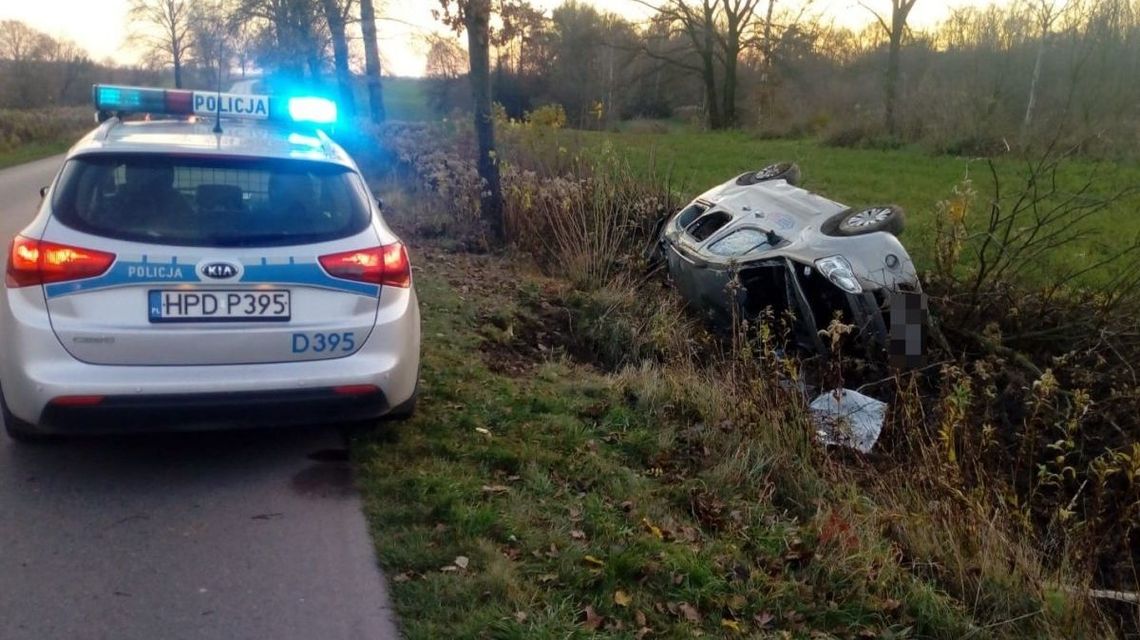 Świadek zobaczył leżący w rowie samochód. Kierowca przeżył