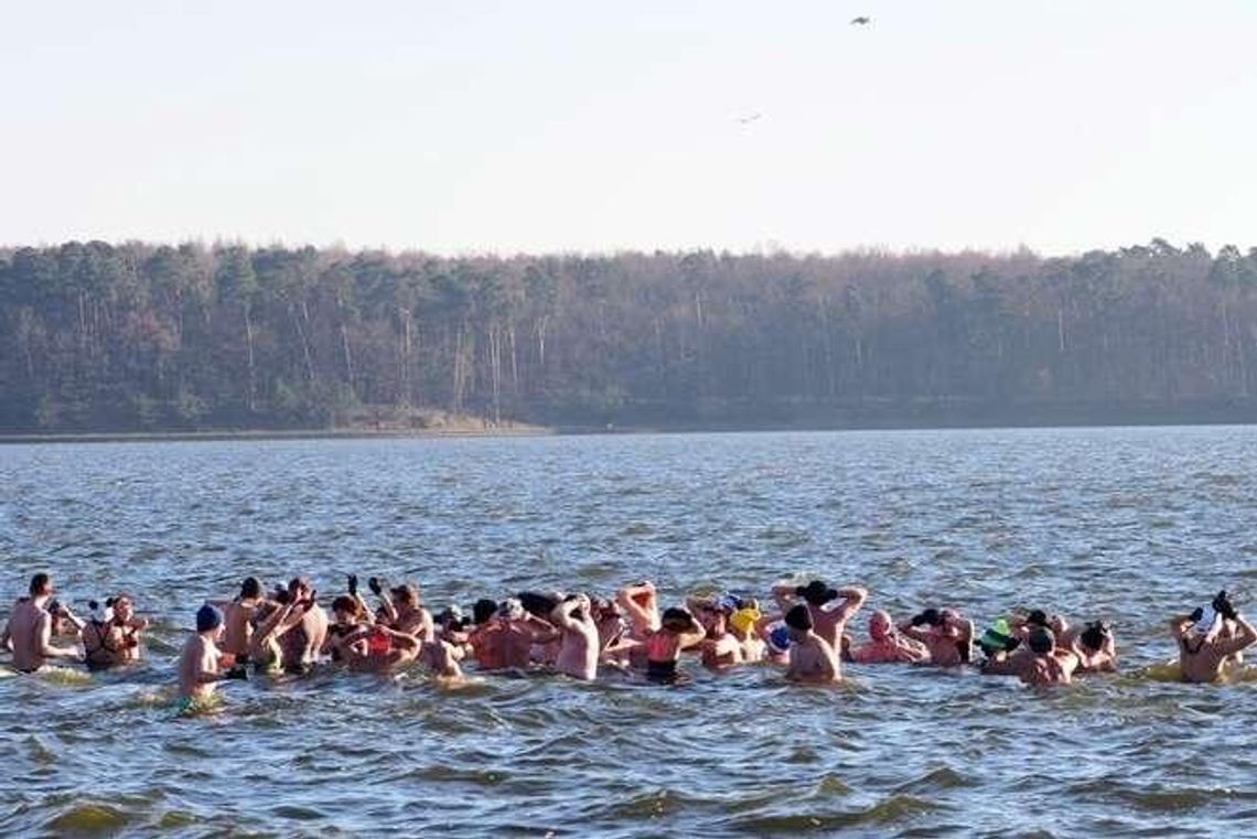 Świąteczna kąpiel w Zalewie Zemborzyckim