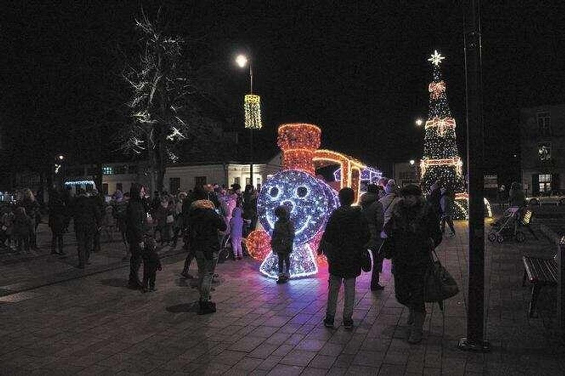 Świąteczna Łęczna: Rynek już z ozdobami