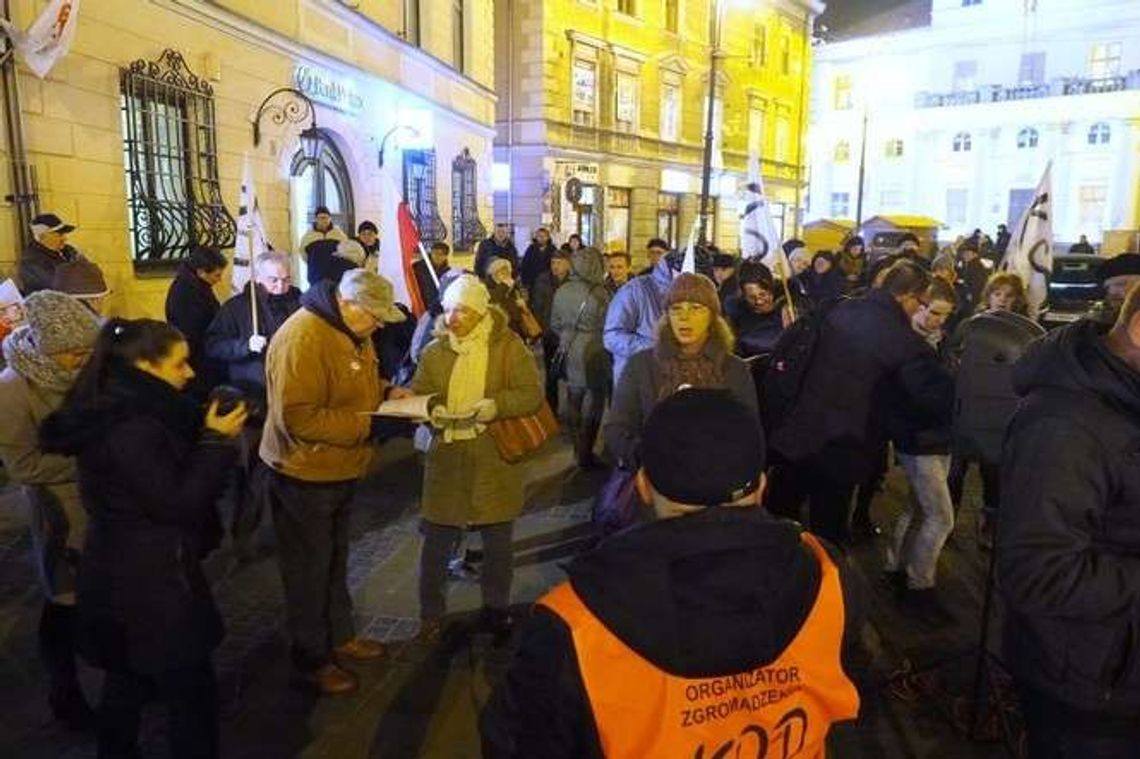 Świąteczne protesty podzieliły KOD. "Debilne wystawanie pod biurami PiS" Świąteczne protesty podzieliły KOD. "Debilne wystawanie pod biurami PiS"