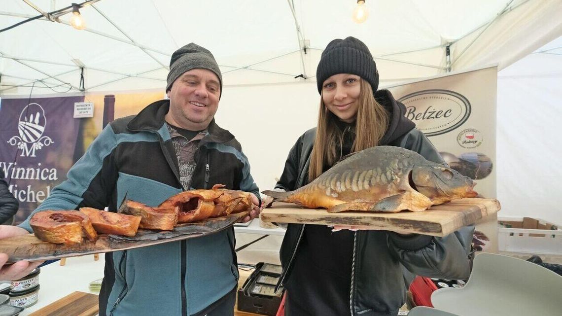 Świąteczny klimat dotarł na Stare Miasto. Trwa świąteczny jarmark Świąteczny klimat dotarł na Stare Miasto. Trwa świąteczny jarmark