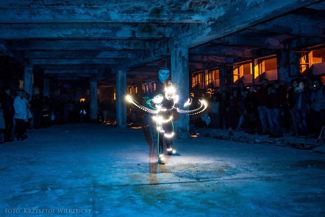 Światło i taniec w Galerii Labirynt