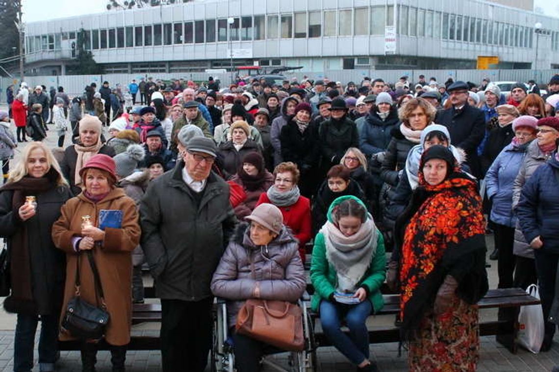 Światło pokoju, kolędy i życzenia. Miejska Wigilia w Puławach [zdjęcia]
