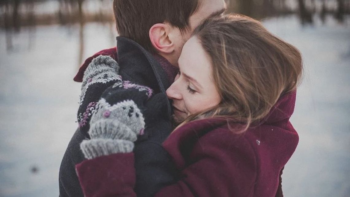 Światowa Organizacja Zdrowia radzi: Nie przytulajcie się podczas świąt