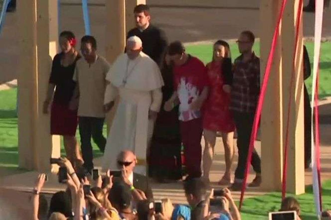 Światowe Dni Młodzieży: Papież Franciszek przeszedł przez Bramę Miłosierdzia i czuwał wraz z młodymi w Brzegach