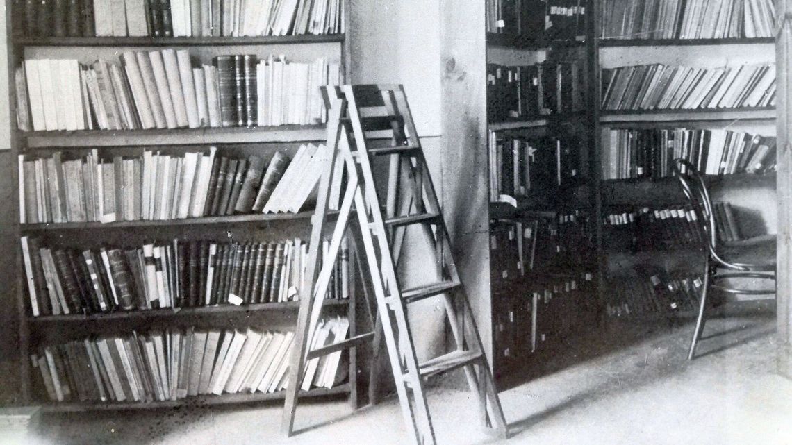 Światowy Dzień Książki i Praw Autorskich. Historia regałowa