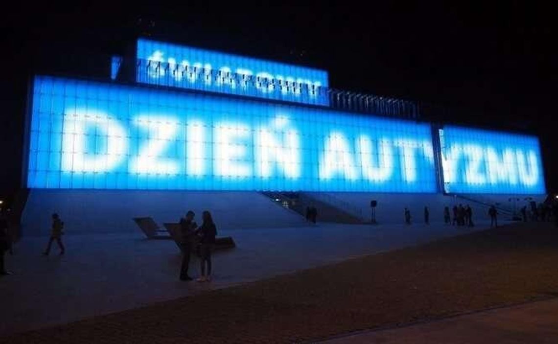 Światowy Dzień Świadomości Autyzmu: Budynek CSK świeci na niebiesko Światowy Dzień Świadomości Autyzmu: Budynek CSK świeci na niebiesko