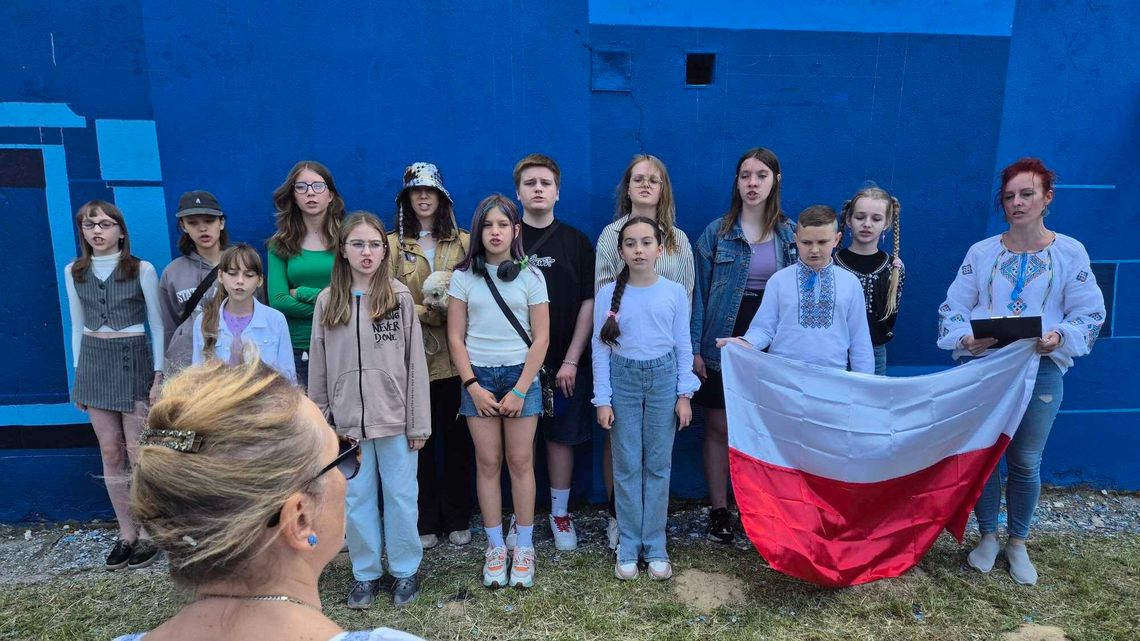 Światowy Dzień Uchodźcy w Lublinie: Mural i niebieskie światło solidarności Światowy Dzień Uchodźcy w Lublinie: Mural i niebieskie światło solidarności