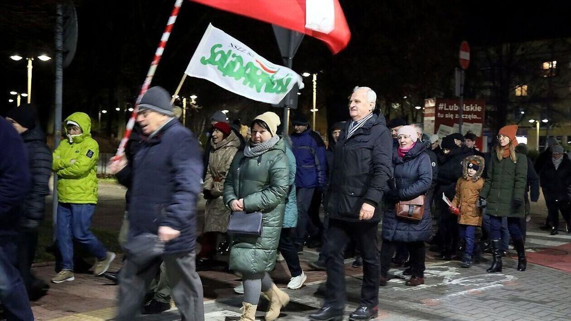 Świdnickie Spacery 42 lata później. Z okrzykami „tu jest Polska nie Bruksela” albo „wolne media”