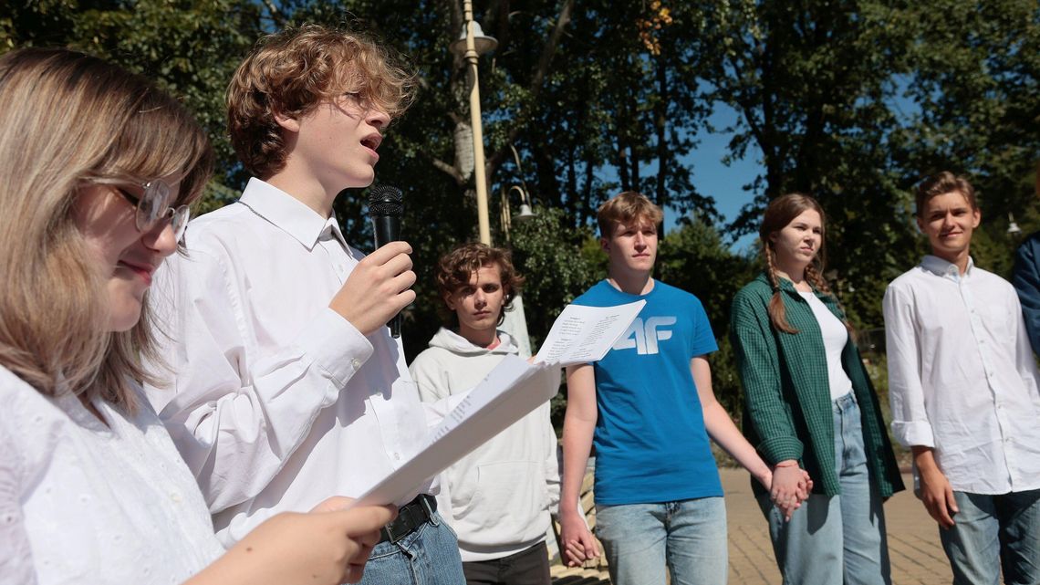Świdnik. "Ballady i romanse" Mickiewicza przy fontannie